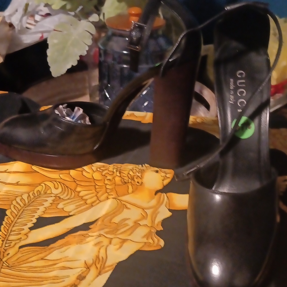 Gucci Women's Ankle Strap Platform Pump - Picture 5 of 11